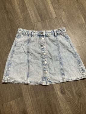 NWT H&M Divided Denim Jean Skirt Button Front Womens Size 4 Mini Light Blue Wash